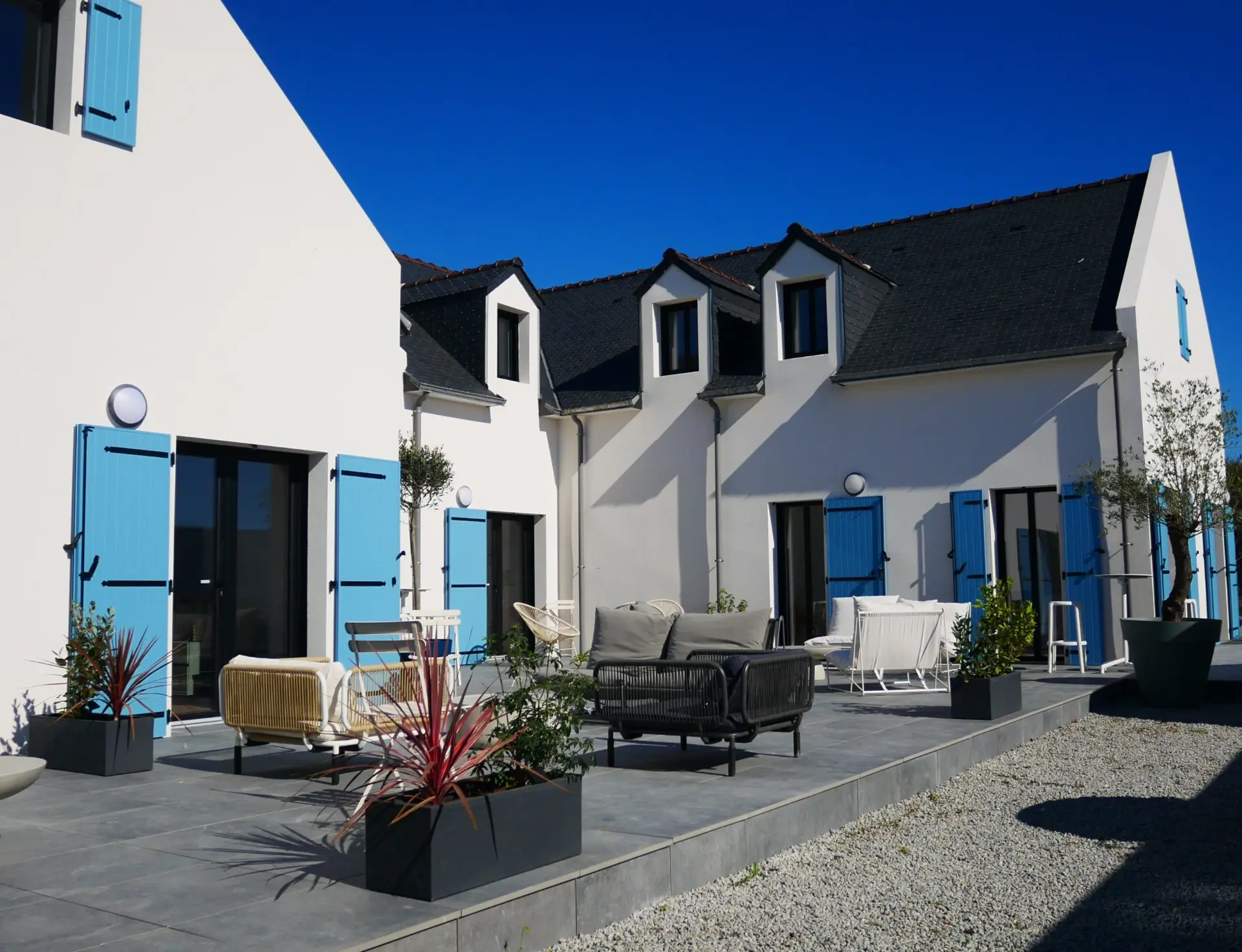 La résidence face à la mer, ses volets bleus et sa terrasse