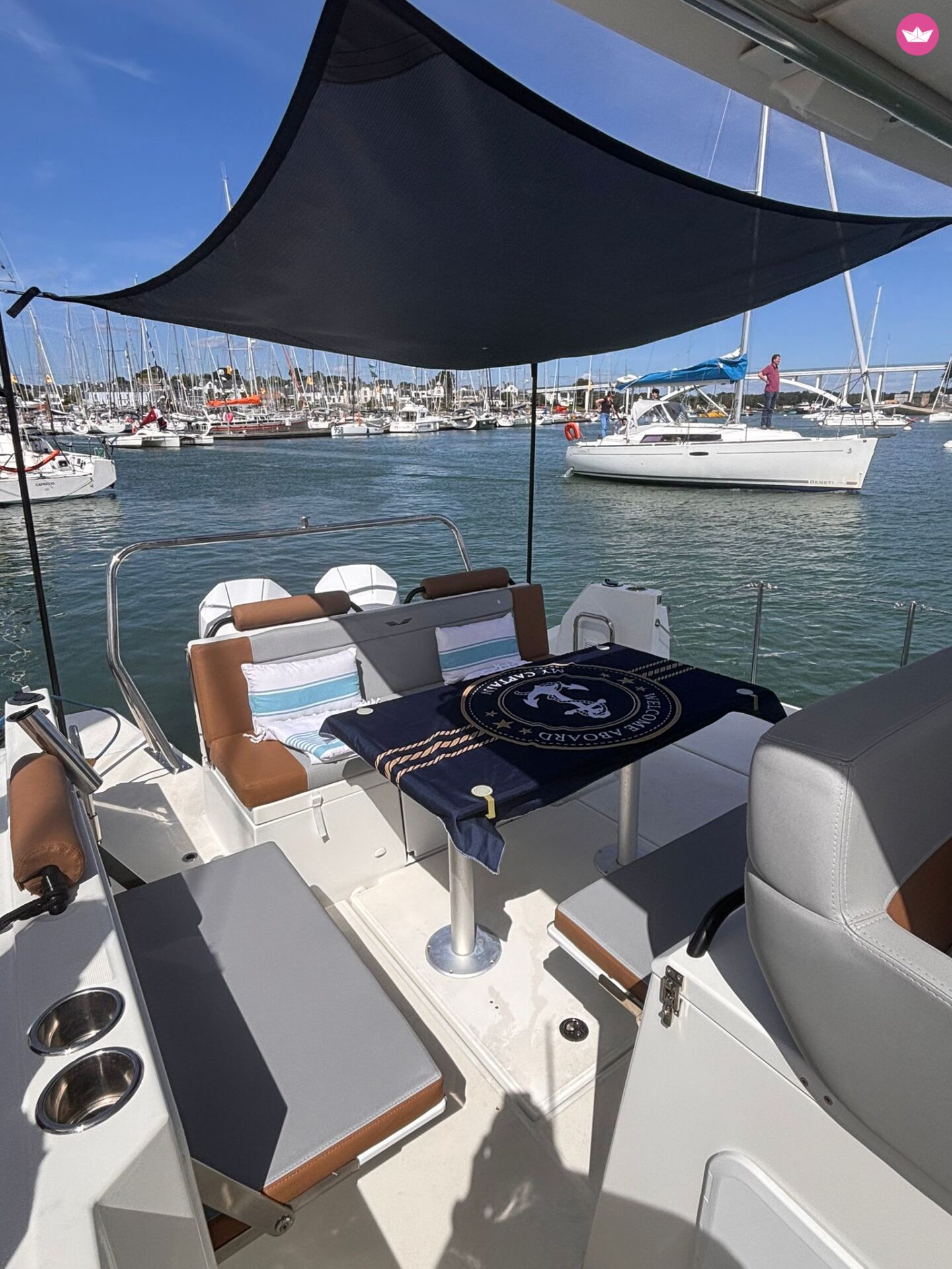 La table à l'arrière du bateau, sous l'ombrage